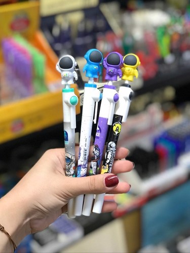 تصویر روان نویس فانتزی فضانورد (بنفش)