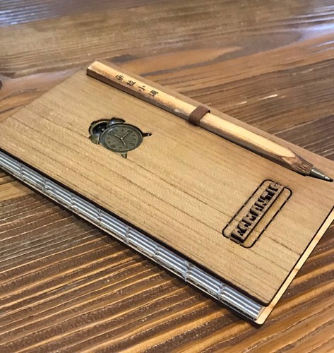 تصویر کتاب دفترچه جلد چوبی متوسط (طرح ساعت)