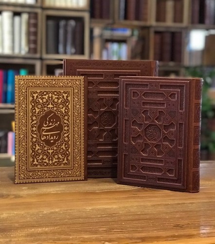 تصویر کتاب قرآن کریم چرم قهوه ای (لب طلا) (جعبه دار) (معطر) (همراه آلبوم رویداد)