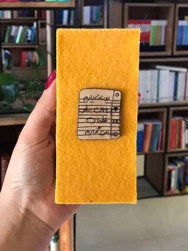 تصویر کتاب دفتر یادداشت مگنتی نمدی پالتویی (پلاک دار) (کد 714) (طرح دوستت دارم و پایان سطر نقطه ای نمی گذارم)