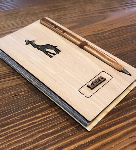 تصویر کتاب دفترچه جلد چوبی متوسط (طرح زرافه)