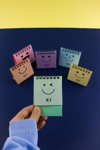 تصویر تقویم رومیزی ایموجی جیبی 1402