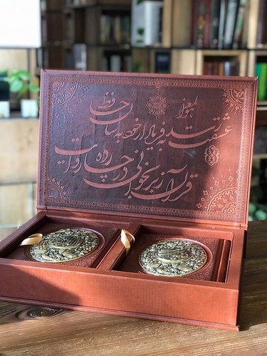 تصویر کتاب قرآن کریم و دیوان حافظ (جعبه دار) (معطر) (گلاسه) (طرح مس)