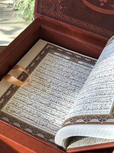 تصویر کتاب قرآن کریم و دیوان حافظ (جعبه دار) (معطر) (گلاسه) (طرح مس)