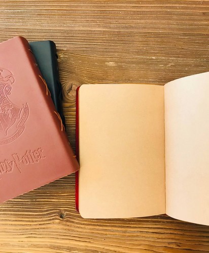 تصویر دفتر یادداشت بی خط کرافت جلد چرم سری هری پاتر (مشکی)