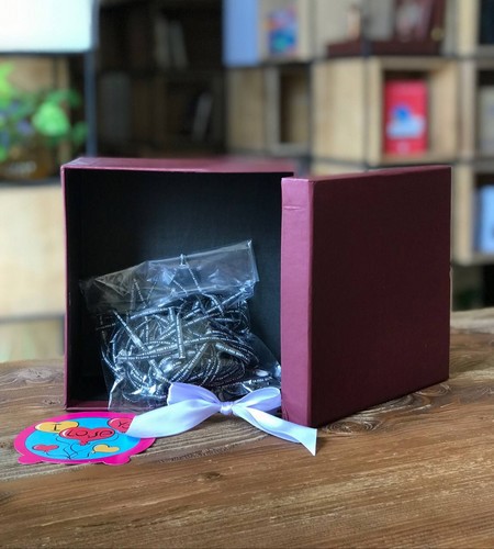 تصویر جعبه مربع زرشکی (با متعلقات)