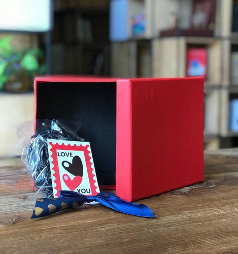 تصویر جعبه مربع قرمز (با متعلقات)