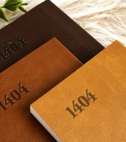 تصویر سالنامه 1404 جیبی چرمین