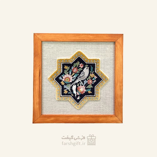 تصویر قاب فرش گل و مرغ هشت ضلعی دور طلایی