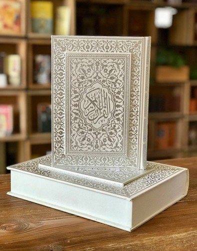 تصویر کتاب قرآن کریم وزیری با قاب کتابی سفید